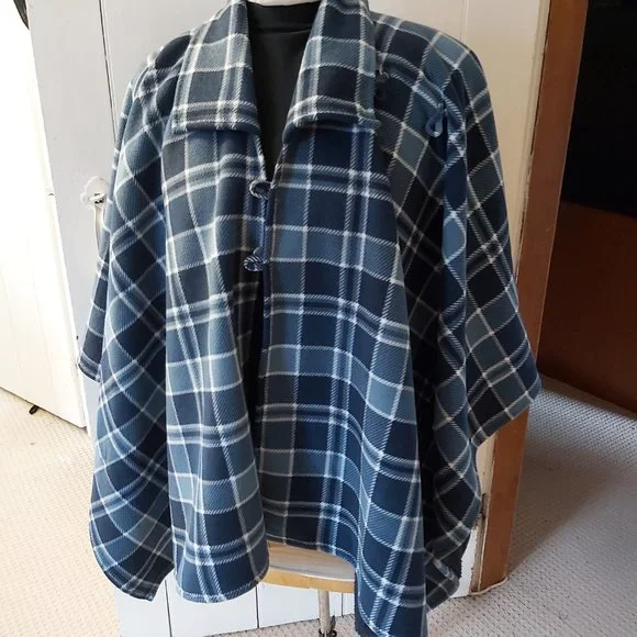 Cape - Picture 3 of 4